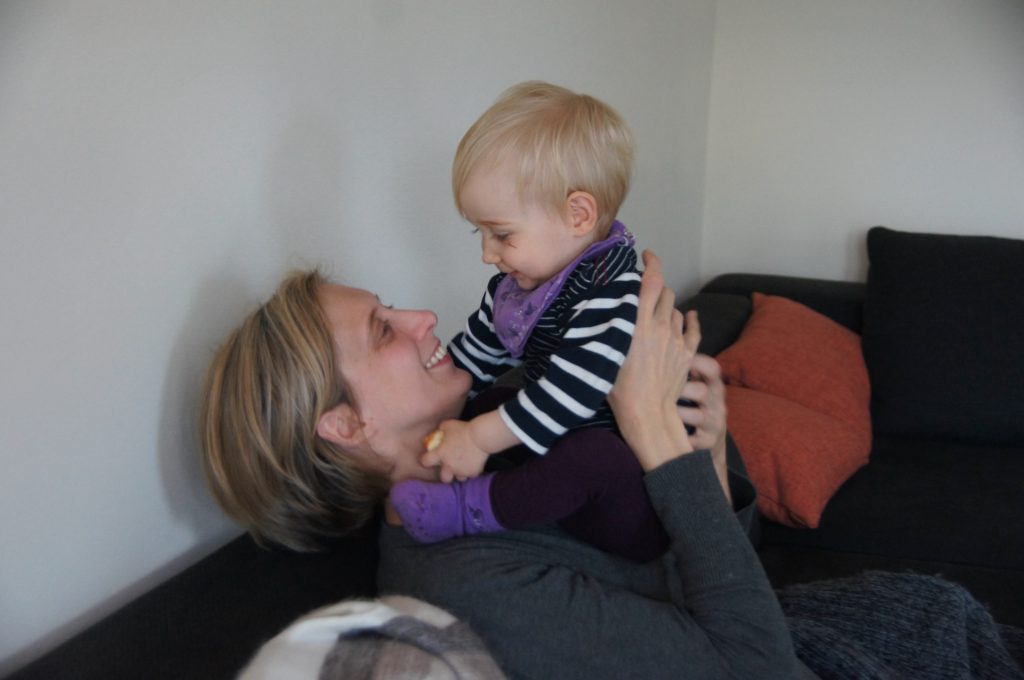 Mutter und Kind liebevoller Blick Mutter und Kind liebevoll spielerisch zugewandt