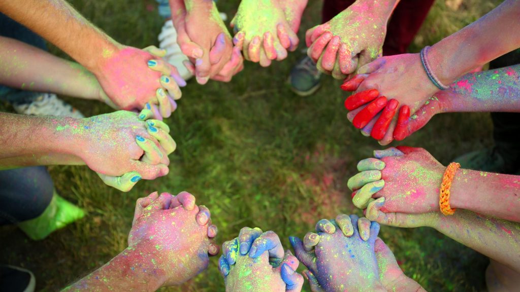 hände im kreis bunt hände im kreis bunt
