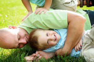 vater rauft mit kindern vater rauft mit kindern